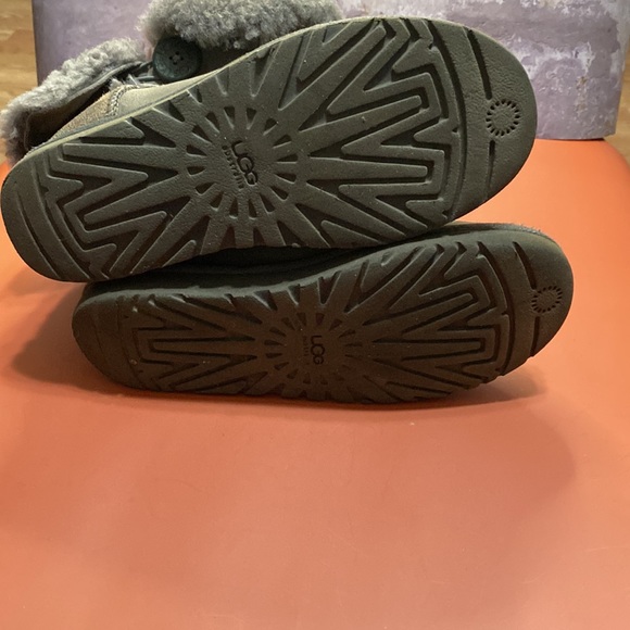 Ugg boots SZ 8 - Picture 5 of 6